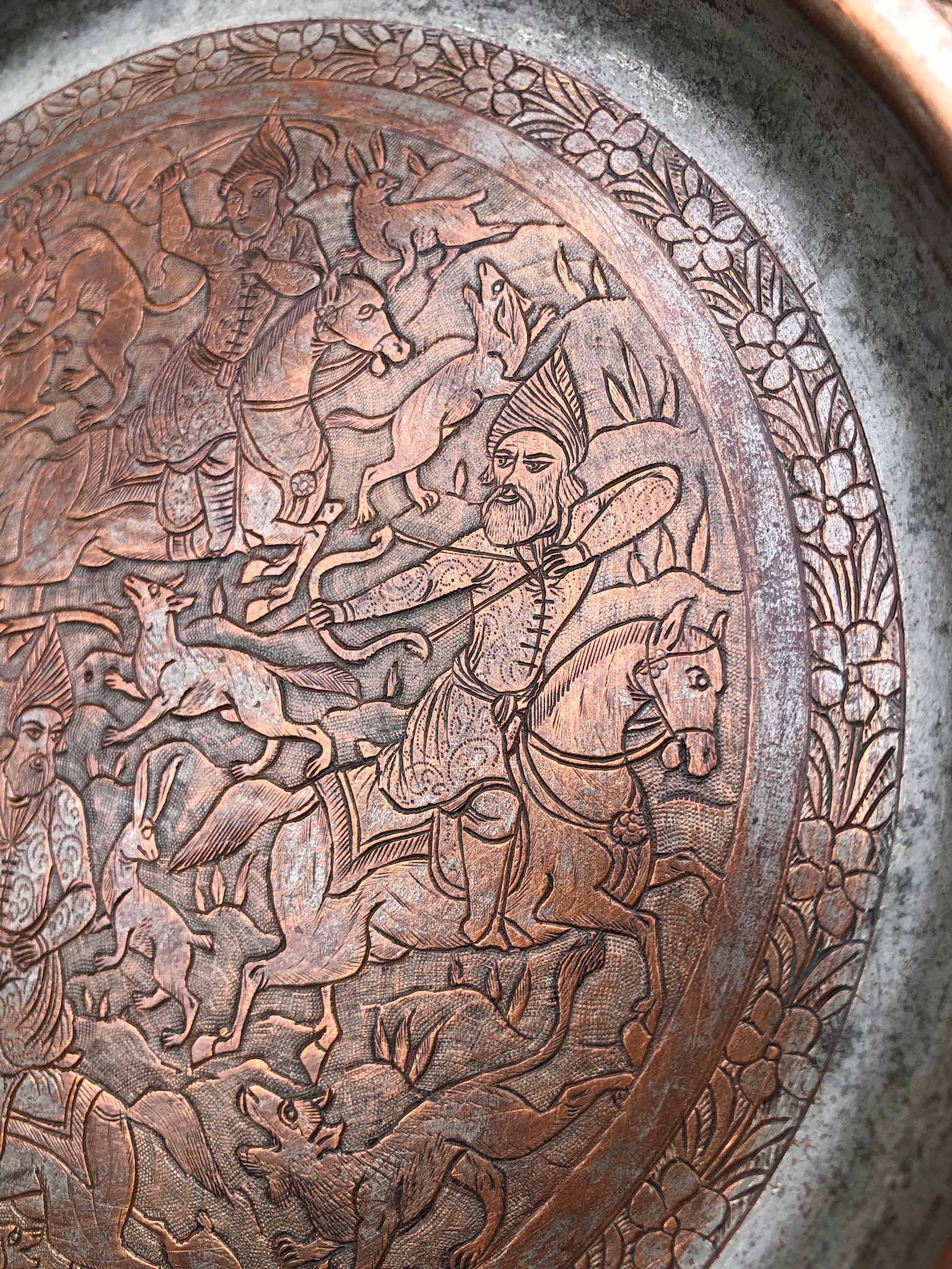 Persia, 3 Piatti in Rame Istoriati con Scene di Caccia, Prima Meta’ XX Secolo