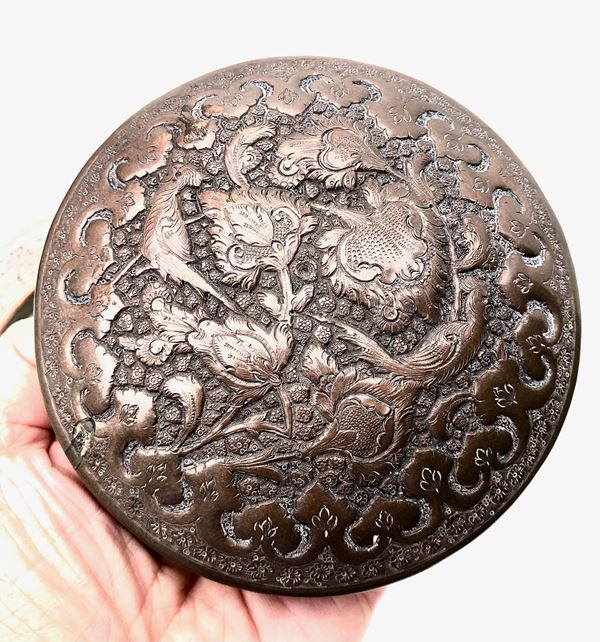 PERSIA. LOTTO COMPOSTO DA DUE OGGETTI IN RAME INCISI E SBALZATI, XIX-XX SECOLO