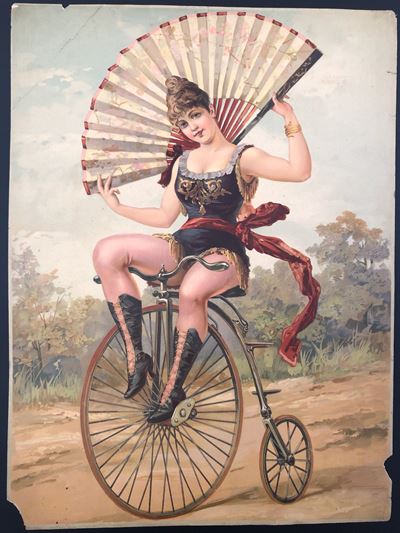 Donna su Velocipede con Ventaglio. Cromolitografia