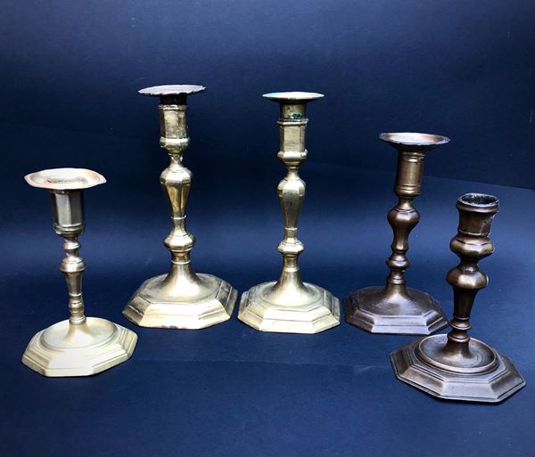 LOTTO DI CINQUE CANDELIERI DOMESTICI