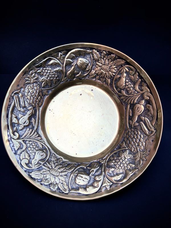 GRANDE VASSOIO IN OTTONE SBALZATO, XX SECOLO
