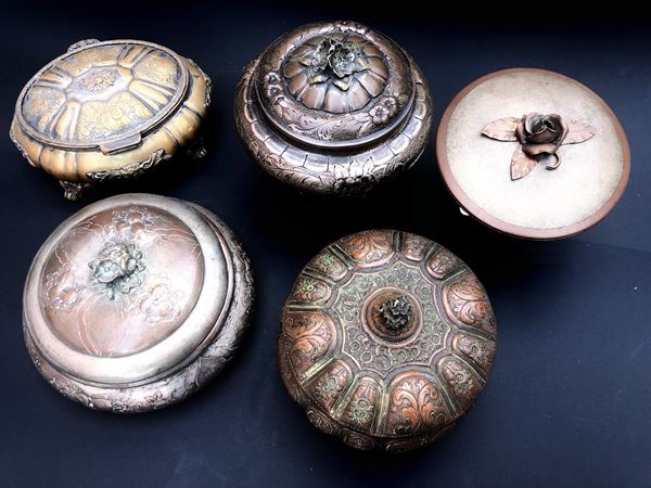 5 SCATOLE IN METALLO SBALZATO, PRIMA META’ DEL  XX SECOLO