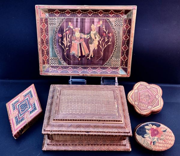 CINQUE OGGETTI DECORATI IN PAGLIA