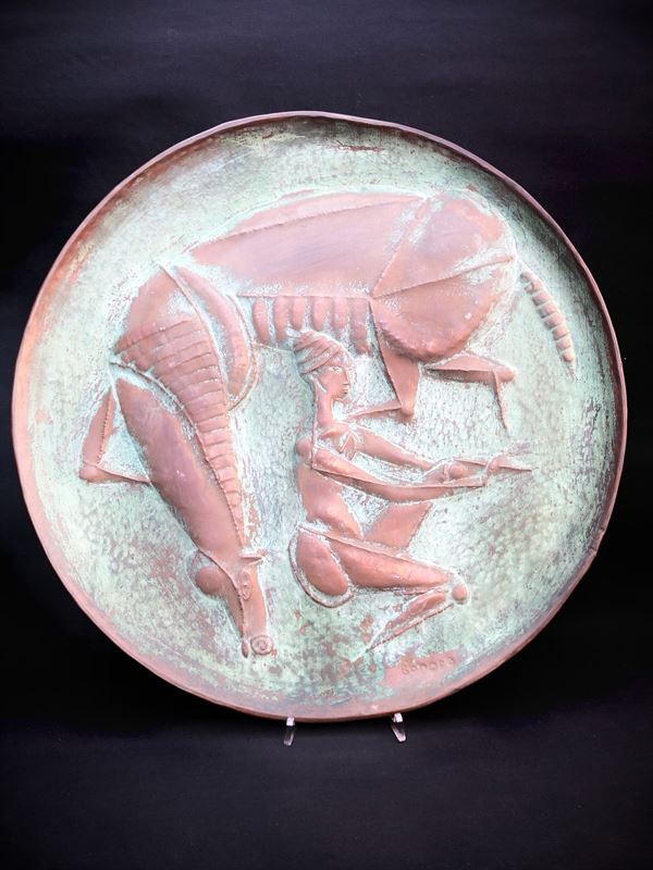 DUE GRANDI PIATTI IN RAME SBALZATO, 1950 ca.