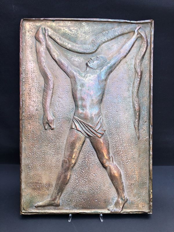 ANTONIO COCCHIONI (1917- 1999)”Il Duce e la serpe bolscevica”, bassorilievo in rame, firmato e datato 1983