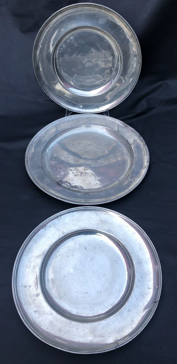 3 ANTICHI GRANDI PIATTI IN PELTRO.