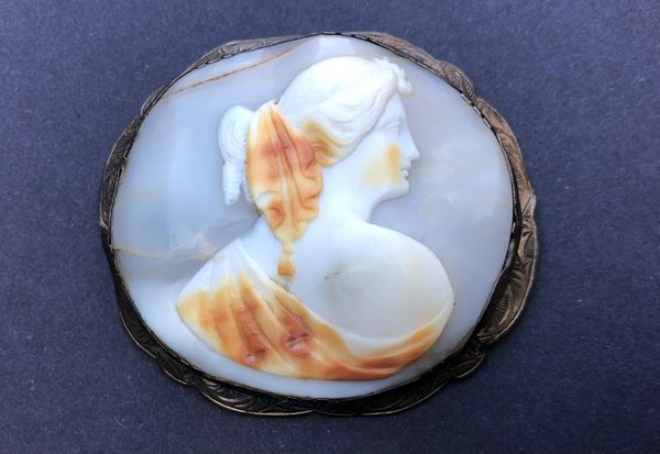 CAMMEO CON PROFILO DI GIOVANE DONNA, XIX SECOLO,  cm 5,5 x 4,5