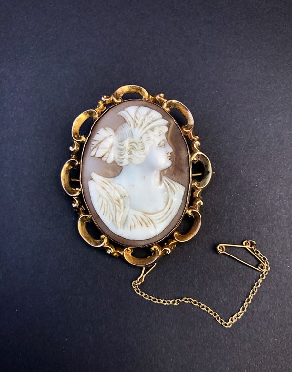 CAMMEO MONTATO IN ORO RAFFIGURANTE L’ESTATE, XIX SECOLO, cm 5 x 4,3. Peso complessivo gr 11.