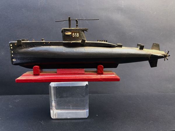 DUE MODELLINI NAVALI IN LEGNO DIPINTO, sommergibile cm 25; gozzo cm 40