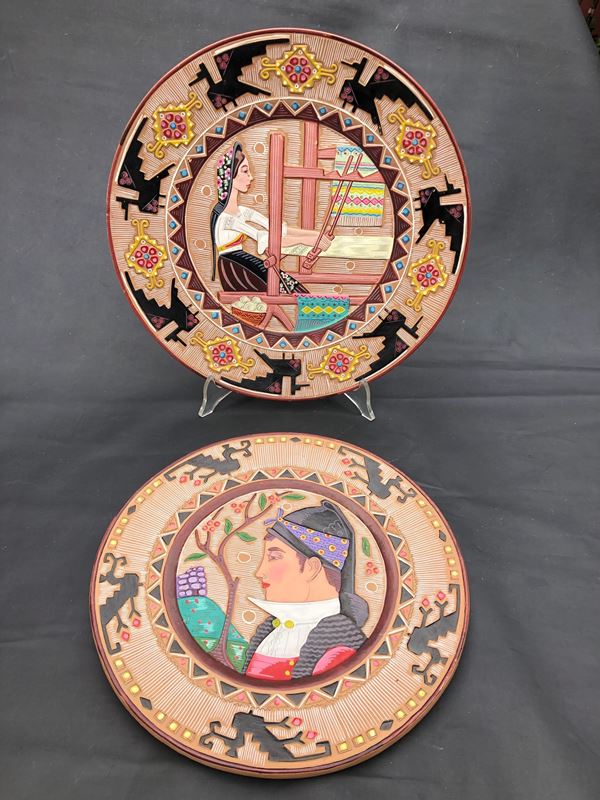 DUE PIATTI SARDI IN TERRACOTTA GRAFFITA E DIPINTA, Diametri cm 35 (tessitrice) e cm 28,5