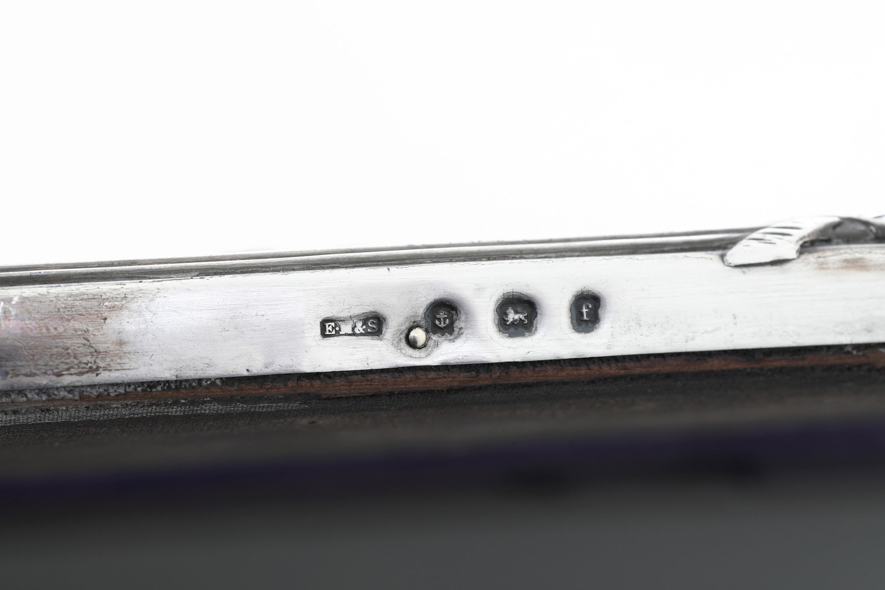 Specchio con Cornice in Argento. Birmingham 1905, Argentiere E. Mander & Sons