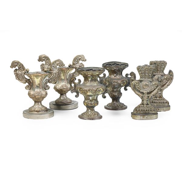 Due coppie di portapalme e due fregi in metallo sbalzato. XIX secolo