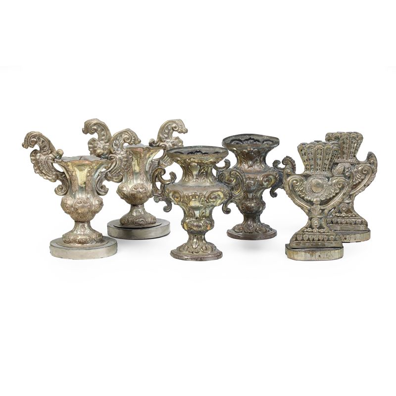 Due coppie di portapalme e due fregi in metallo sbalzato. XIX secolo  - Auction Antiquariato - Cambi Casa d'Aste