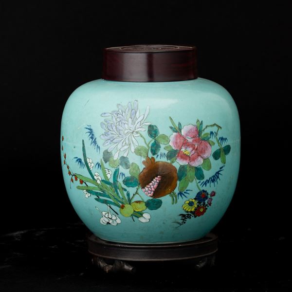 Vaso in porcellana a fondo celeste con motivi floreali, Cina, XX secolo