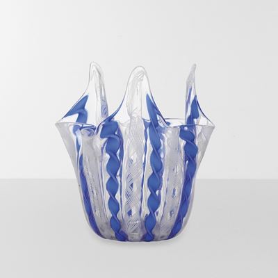 Murano, vaso a fazzoletto in vetro soffiato con decoro a canne zanfirico lattimo, blu e filo d’av...