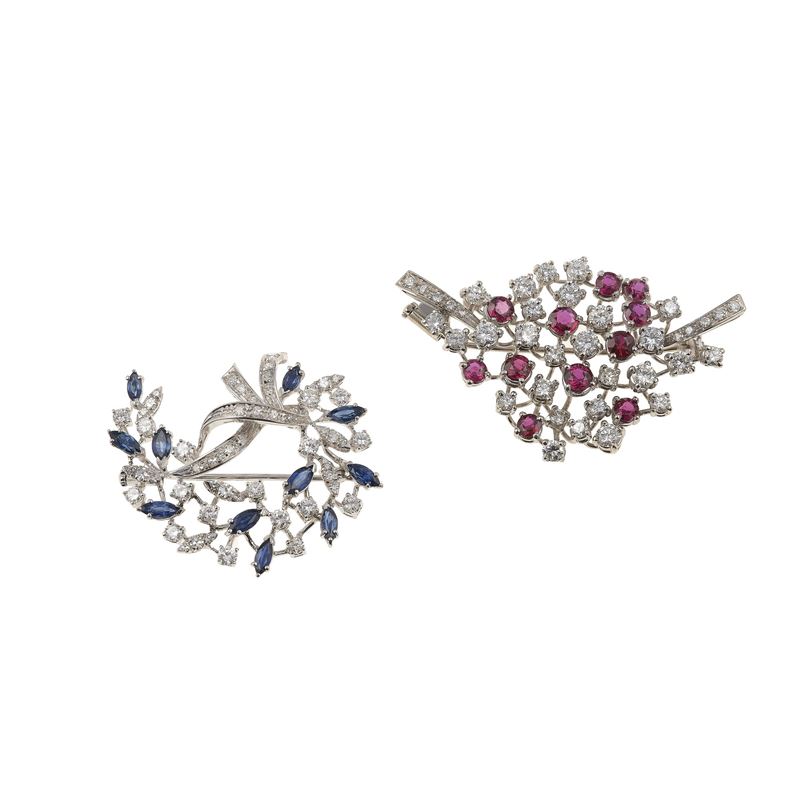 Coppia di spille con rubini, zaffiri e diamanti  - Asta Gioielli - Cambi Casa d'Aste