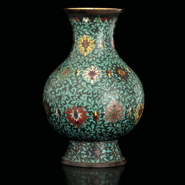 Vaso a smalti policromi cloisonné con decori a fiore di loto, Cina, Dinastia Qing, epoca Qianlong (1736-1796)