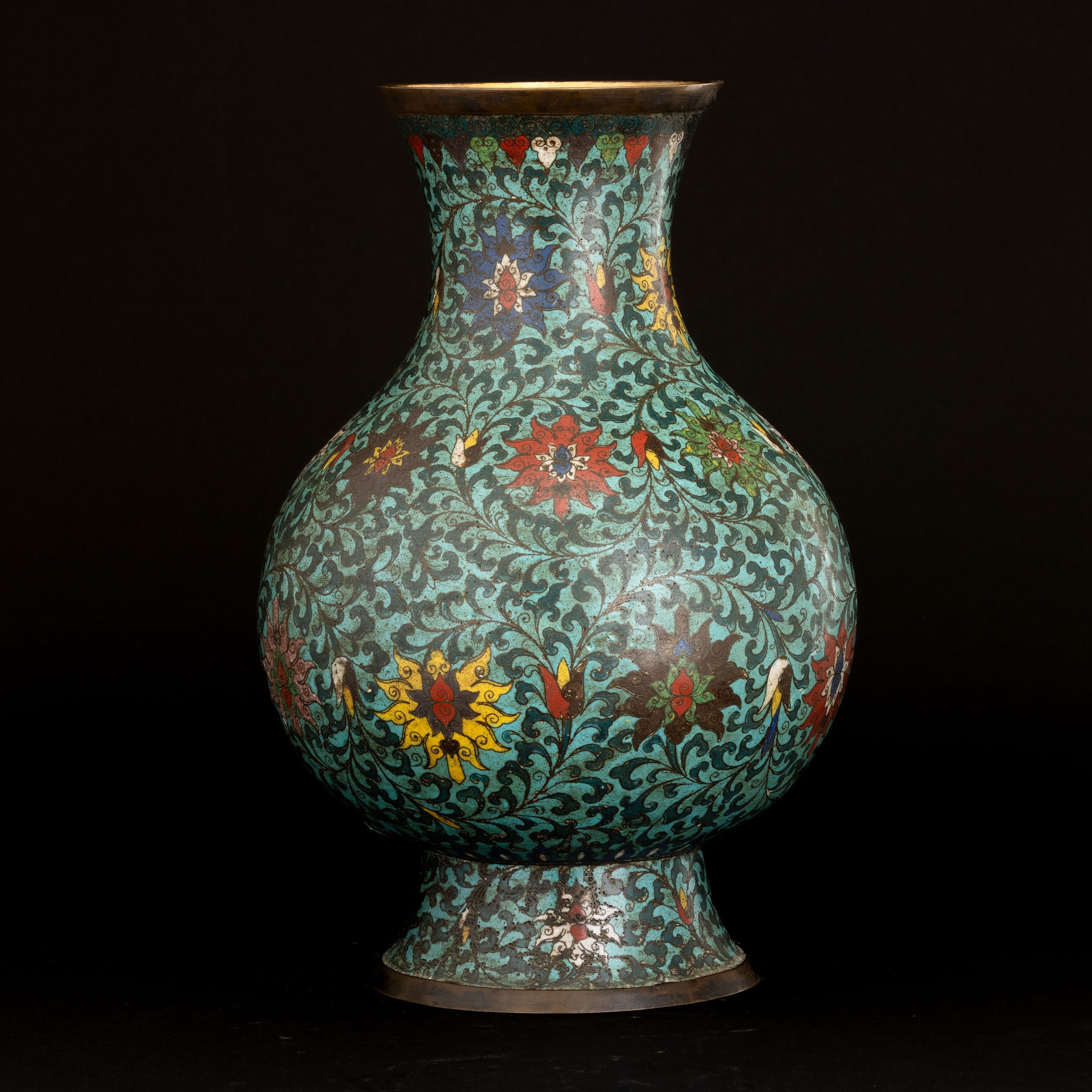 Vaso a Smalti Policromi Cloisonné con Decori a Fiore di Loto, Cina, Dinastia Qing, Epoca Qianlong...