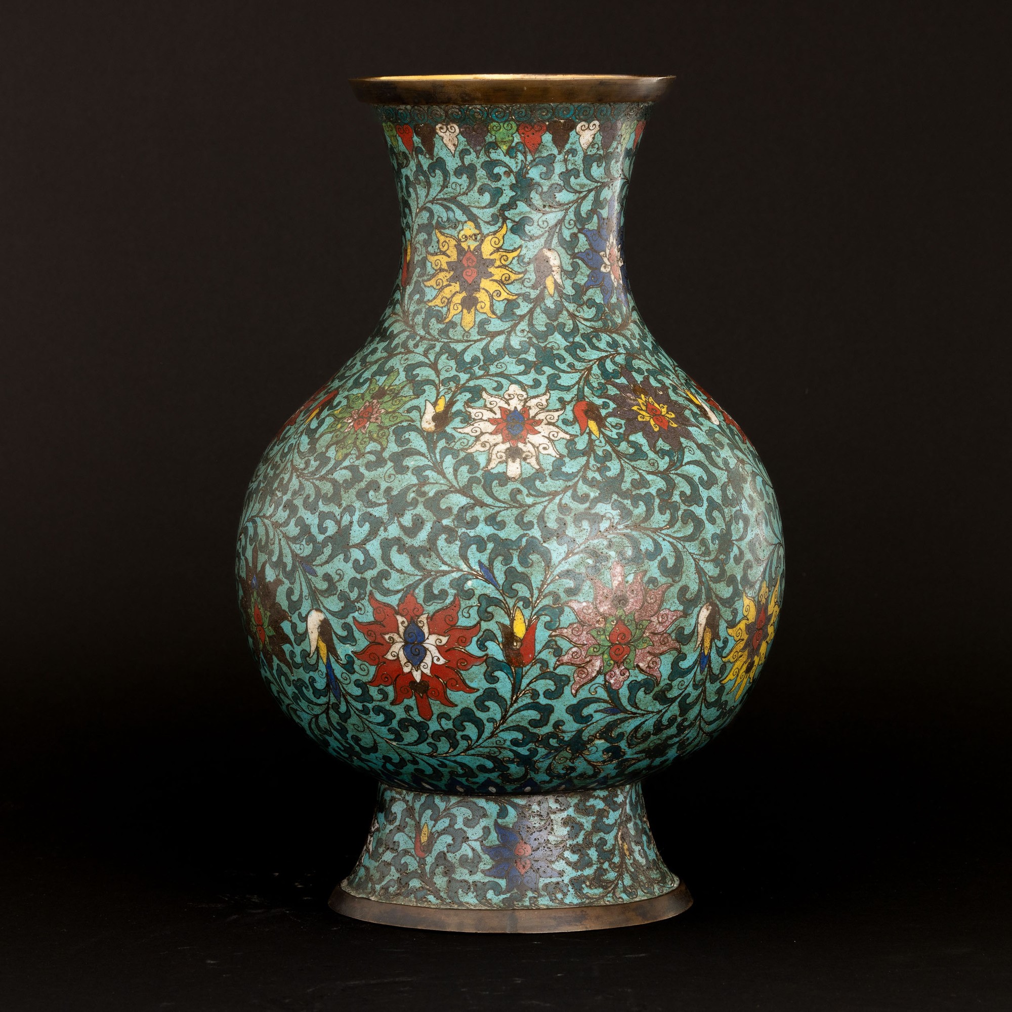 Vaso a Smalti Policromi Cloisonné con Decori a Fiore di Loto, Cina, Dinastia Qing, Epoca Qianlong...