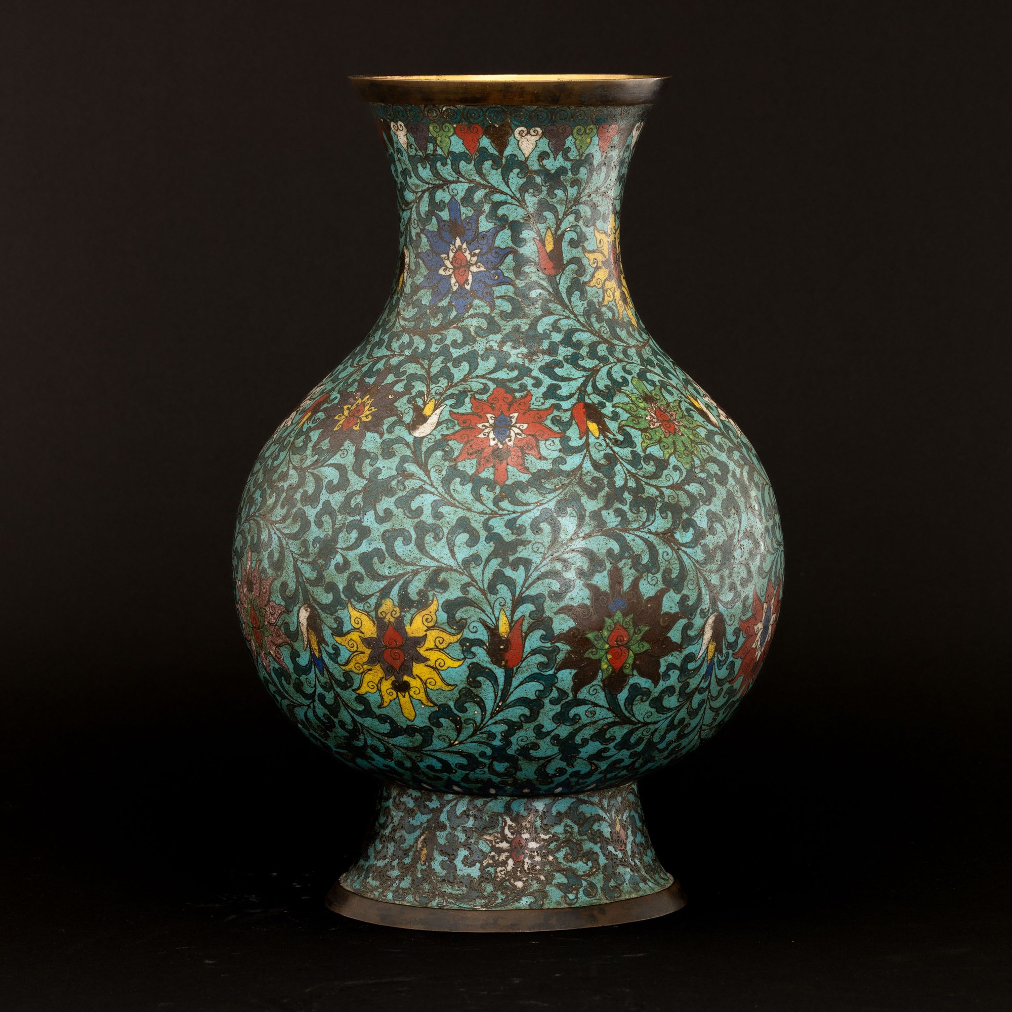 Vaso a Smalti Policromi Cloisonné con Decori a Fiore di Loto, Cina, Dinastia Qing, Epoca Qianlong...