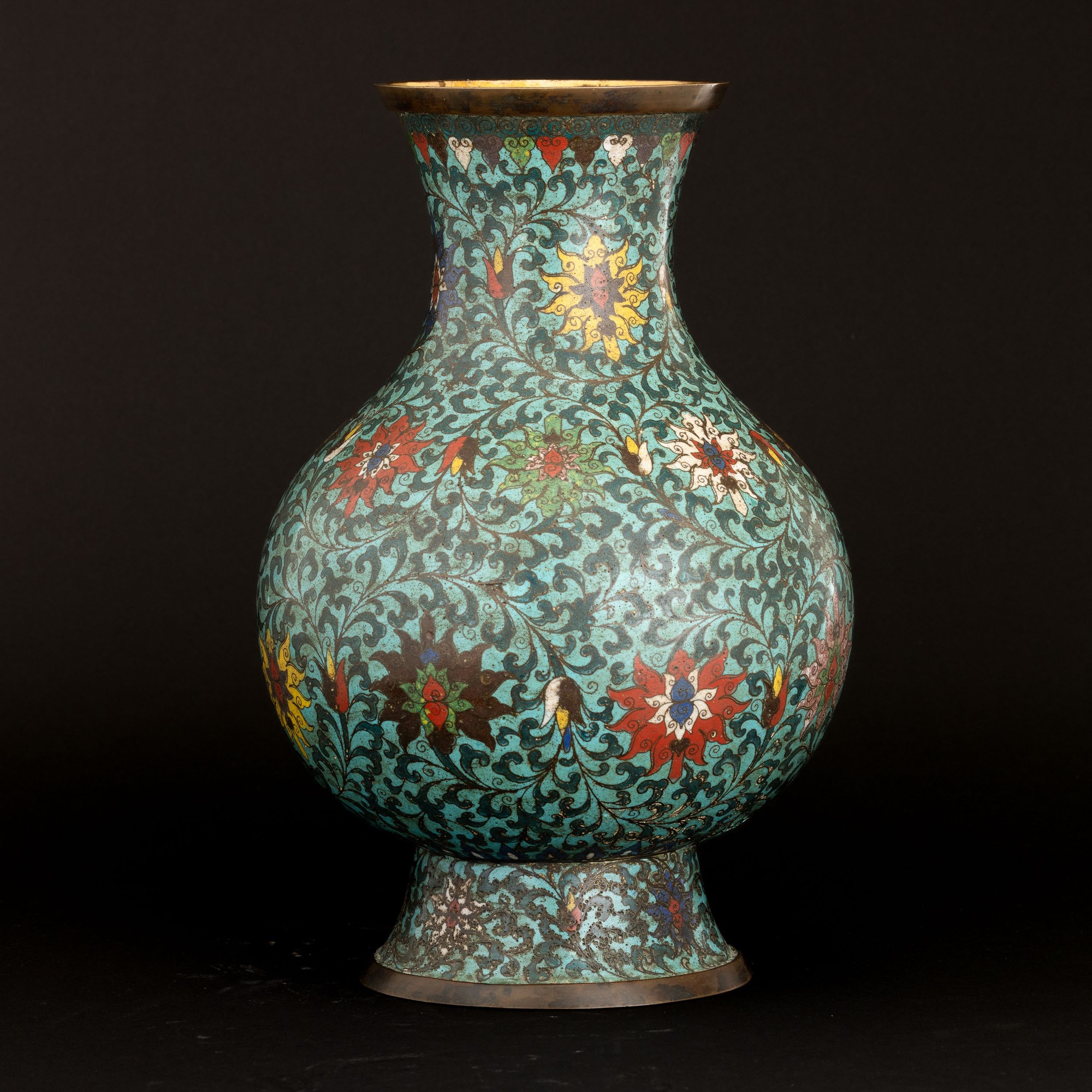 Vaso a Smalti Policromi Cloisonné con Decori a Fiore di Loto, Cina, Dinastia Qing, Epoca Qianlong...