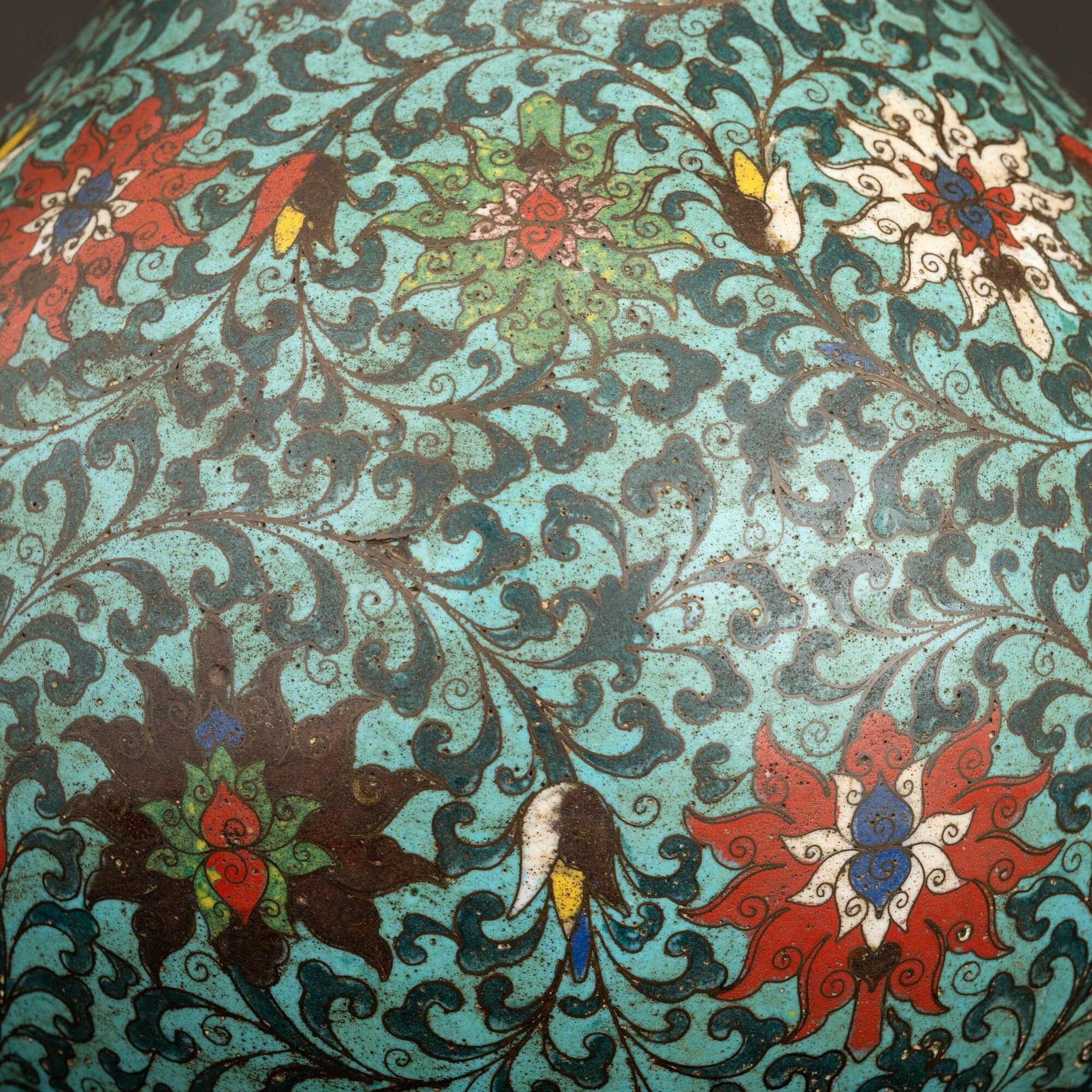 Vaso a Smalti Policromi Cloisonné con Decori a Fiore di Loto, Cina, Dinastia Qing, Epoca Qianlong...