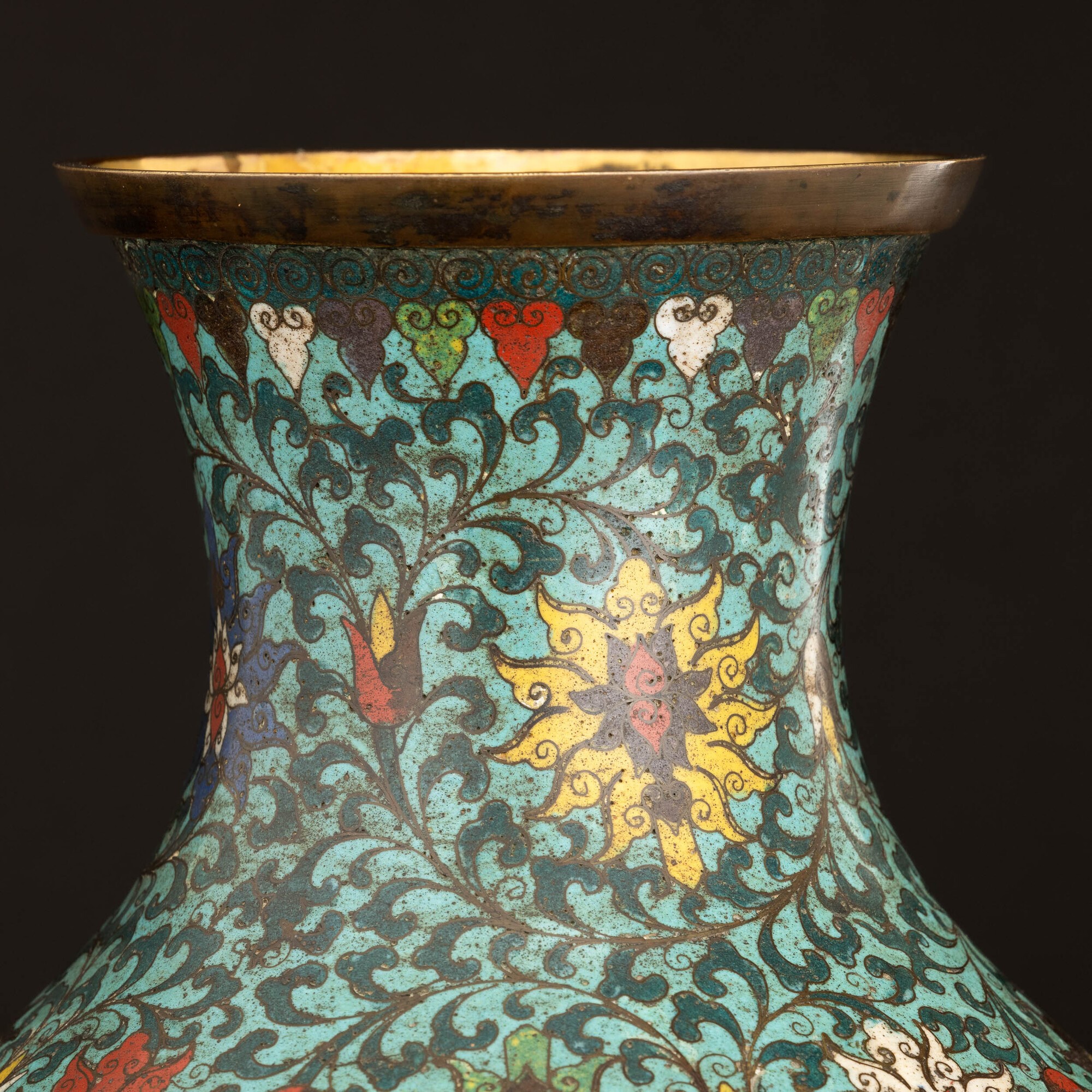 Vaso a Smalti Policromi Cloisonné con Decori a Fiore di Loto, Cina, Dinastia Qing, Epoca Qianlong...