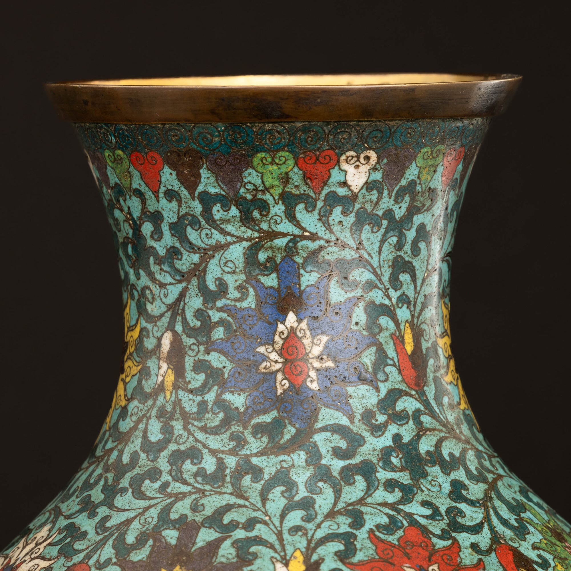 Vaso a Smalti Policromi Cloisonné con Decori a Fiore di Loto, Cina, Dinastia Qing, Epoca Qianlong...