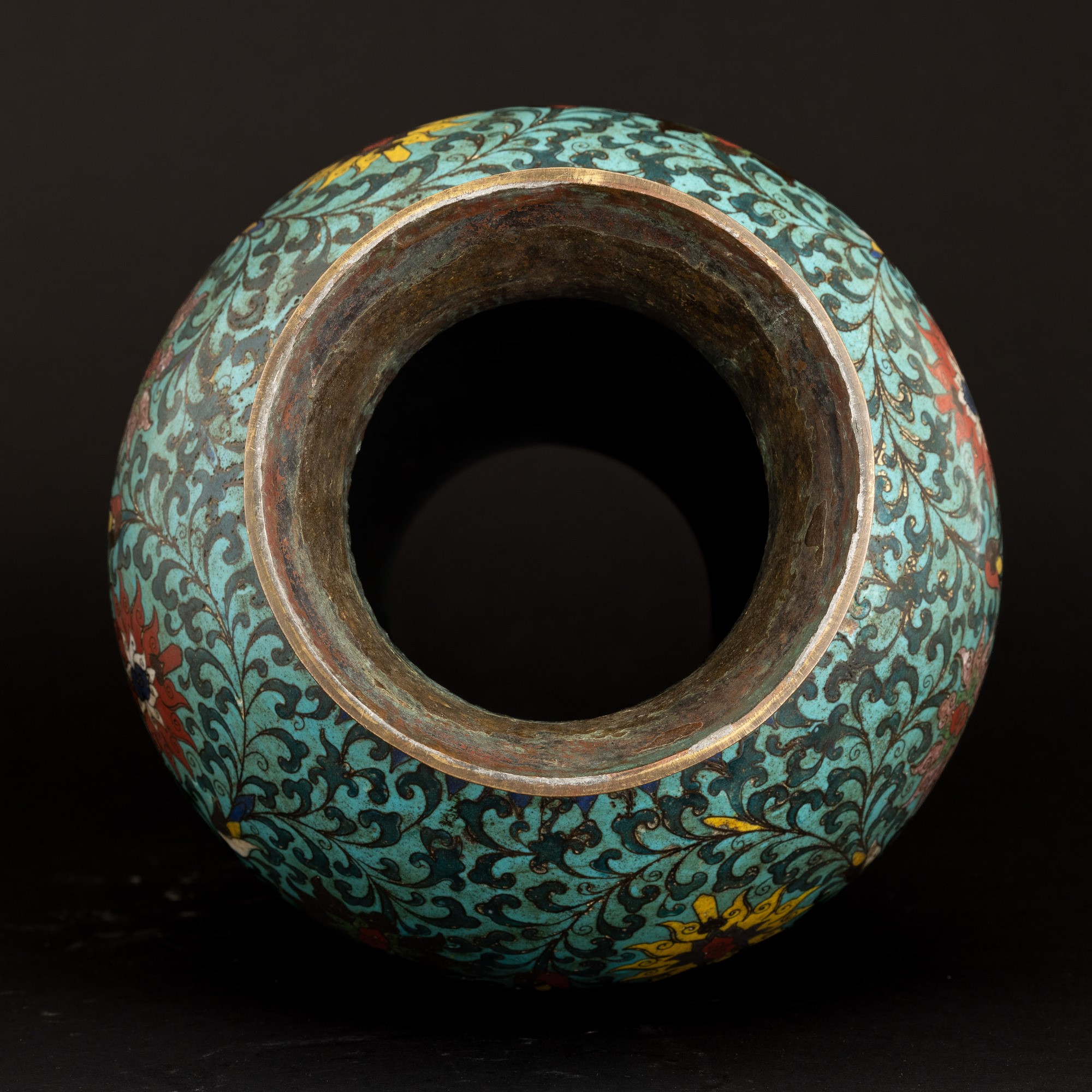 Vaso a Smalti Policromi Cloisonné con Decori a Fiore di Loto, Cina, Dinastia Qing, Epoca Qianlong...