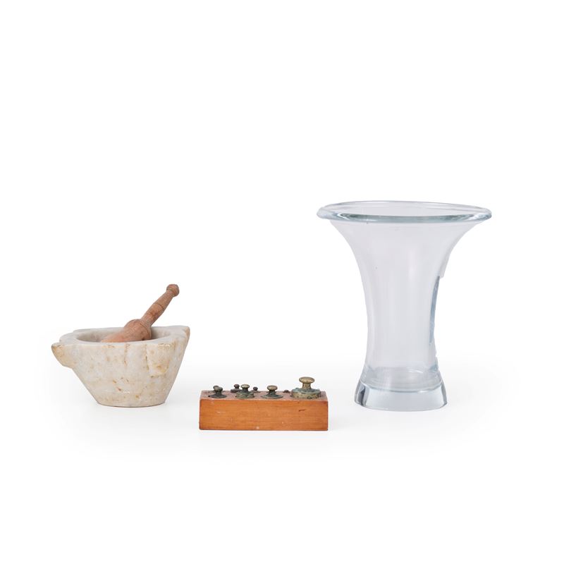 Lotto composto da grande vaso in vetro, un mortaio in marmo con pestello in legno e pesi per bilancia  - Asta Antiquariato - Cambi Casa d'Aste