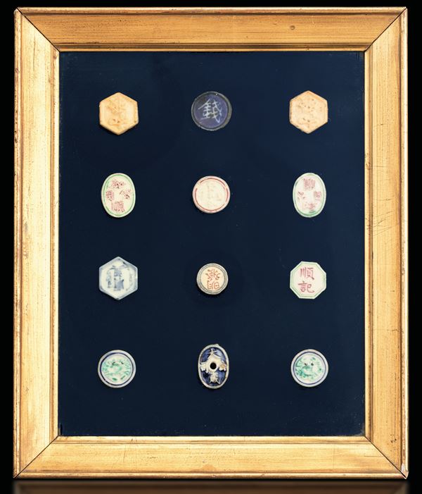 Quadro con collezione di pedine da gioco in porcellana, Cina, XX secolo