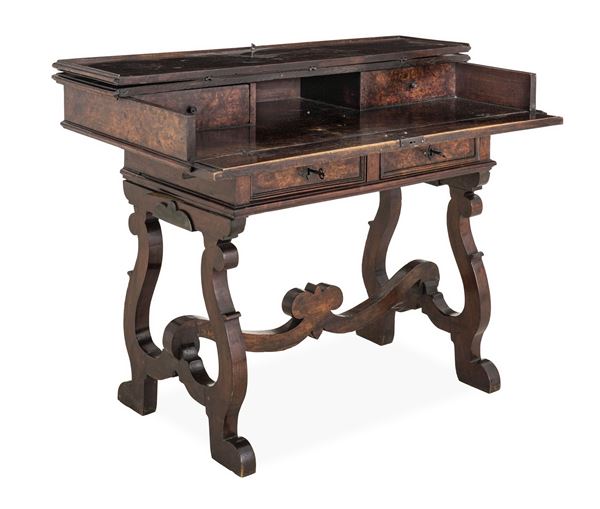 Scrittoio San Filippo in noce e radica. Umbria, metà XVII secolo