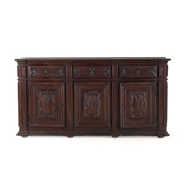 Credenza in noce intagliato. Piemonte, XVII-XVIII secolo