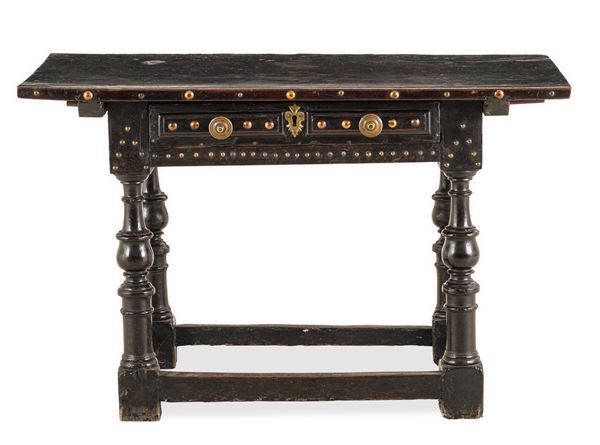 Tavolo a rocchetto in noce. Emilia, XVII secolo