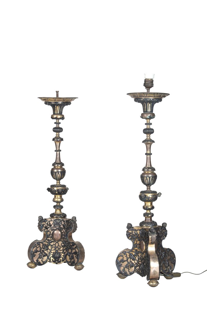 Coppia di candelieri in metallo fuso e dorato. XVIII secolo  - Asta Antiquariato - Cambi Casa d'Aste