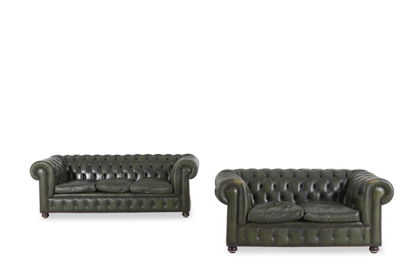 Coppia di divani Chesterfield in pelle verde. XX secolo  - Asta Antiquariato del XX secolo - Cambi Casa d'Aste