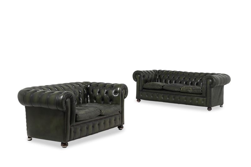 Coppia di divani Chesterfield in pelle verde. XX secolo  - Asta Antiquariato del XX secolo - Cambi Casa d'Aste