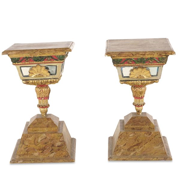 Coppia di tavolino in legno intagliato, dipinto e dorato. Elementi antichi