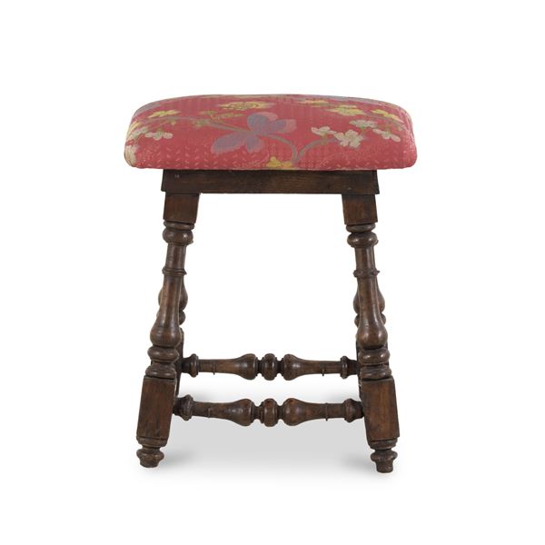 Panchetto in legno intagliato. XVII secolo