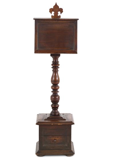 Grande Leggio in Legno Intagliato. Elementi Antichi