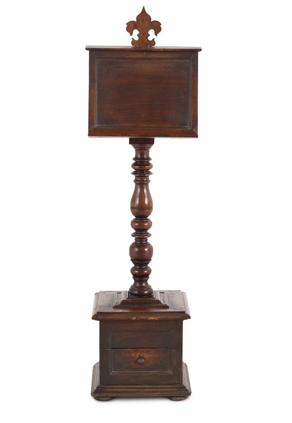 Grande leggio in legno intagliato. Elementi antichi