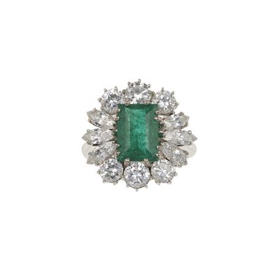 Anello con Smeraldo Colombia di Ct 2.40 Circa e Diamanti a Contorno per Ct 2.00 Circa