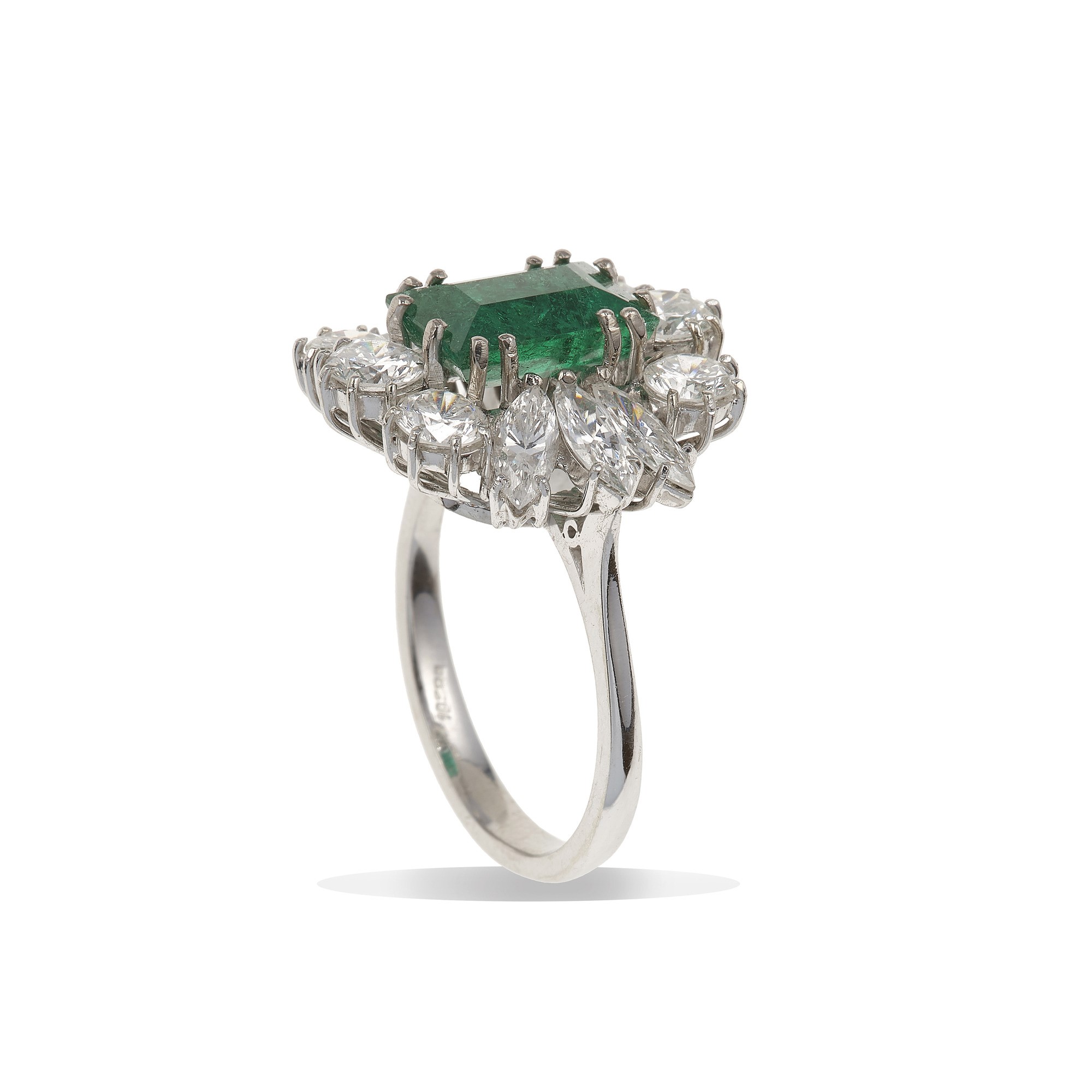 Anello con Smeraldo Colombia di Ct 2.40 Circa e Diamanti a Contorno per Ct 2.00 Circa