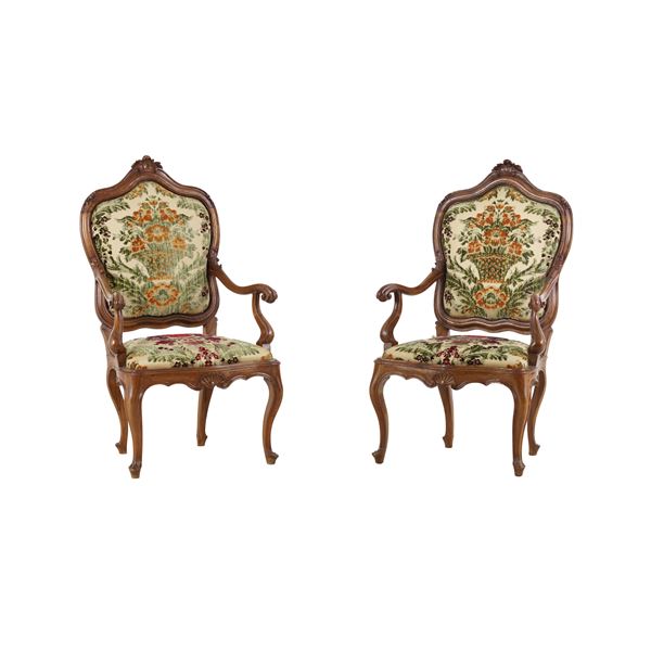 Coppia poltrone in noce intagliato, Veneto fine XVIII secolo