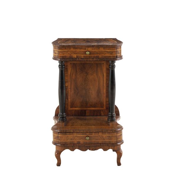 Inginocchiatoio lastronato ed intarsiato in legno dolce. XIX secolo