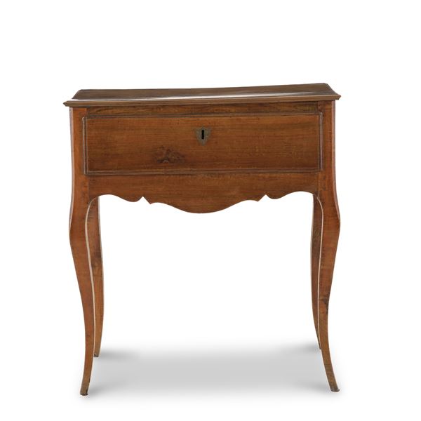 Tavolino in legno ad un cassetto. XVIII-XIX secolo