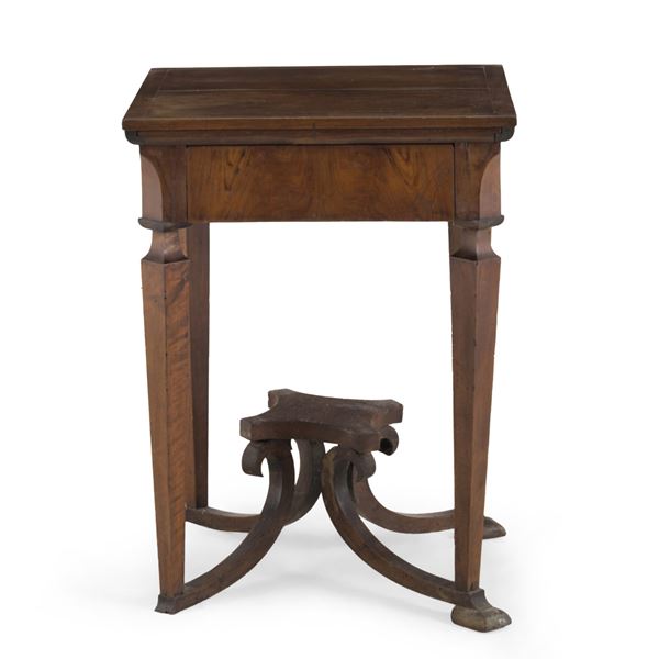 Tavolino in legno ad un cassetto. XVIII-XIX secolo