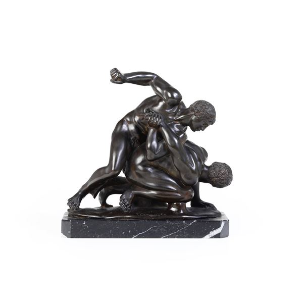 Scultura in bronzo raffigurante lottatori, firmato T. Campaiola