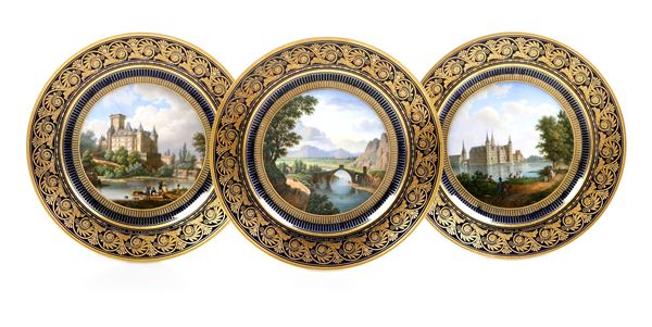Tre piatti dalla fornitura reale “Vues pittoresques de l’Europe” Sèvres, 1827-1829 circa 