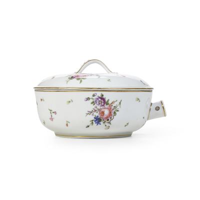 Manufacture Royale de Monseigneur le Dauphin (Francia, Lille), Casseruola in porcellana policroma...